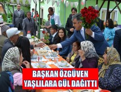 Başkan Özgüven Yaşlılara Gül Dağıttı