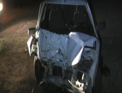 Çiller’de İlginç Kaza, Otomobil Traktörü İkiye Ayırdı 3 Yaralı