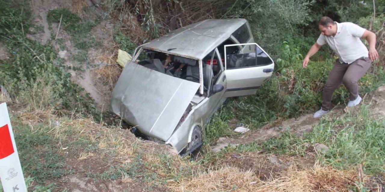 Otomobil kanala düştü: 3 yaralı