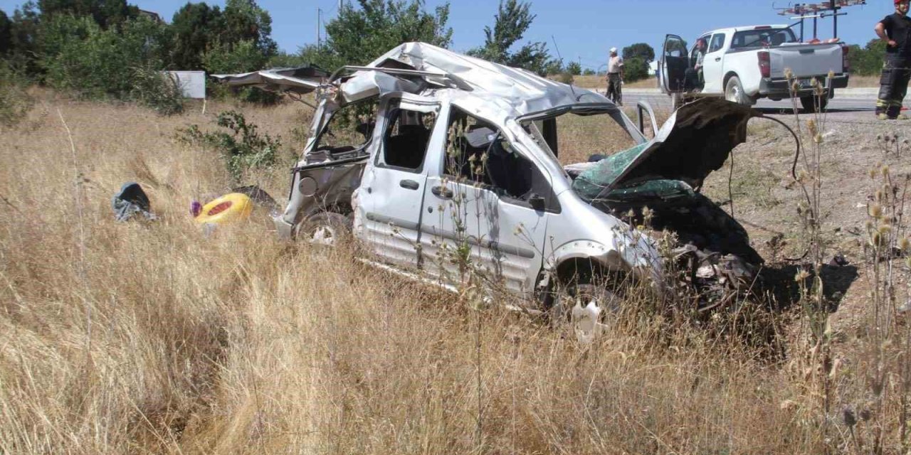Hafif ticari araç takla attı: 2 ölü, 3 yaralı