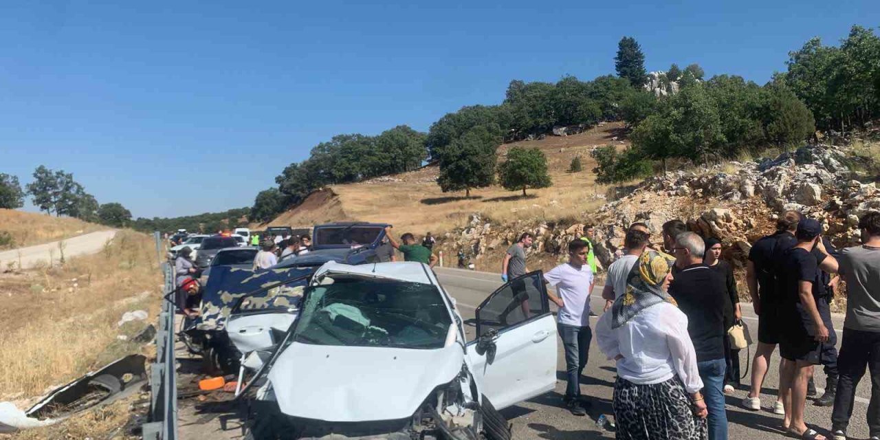 Üç aracın karıştığı kazada; 7 yaralı