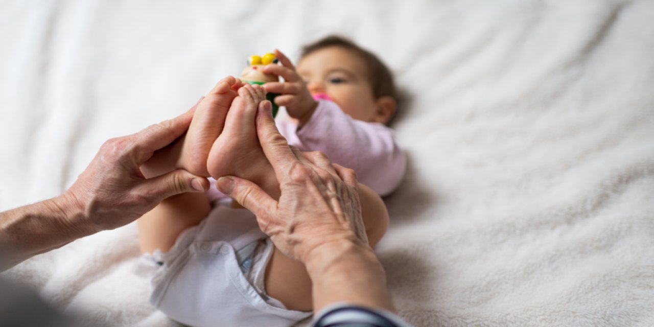 Her 10 çocuktan 7’sinde görülüyor Bu belirtiler varsa sebebi ‘düztabanlık’ olabilir! 