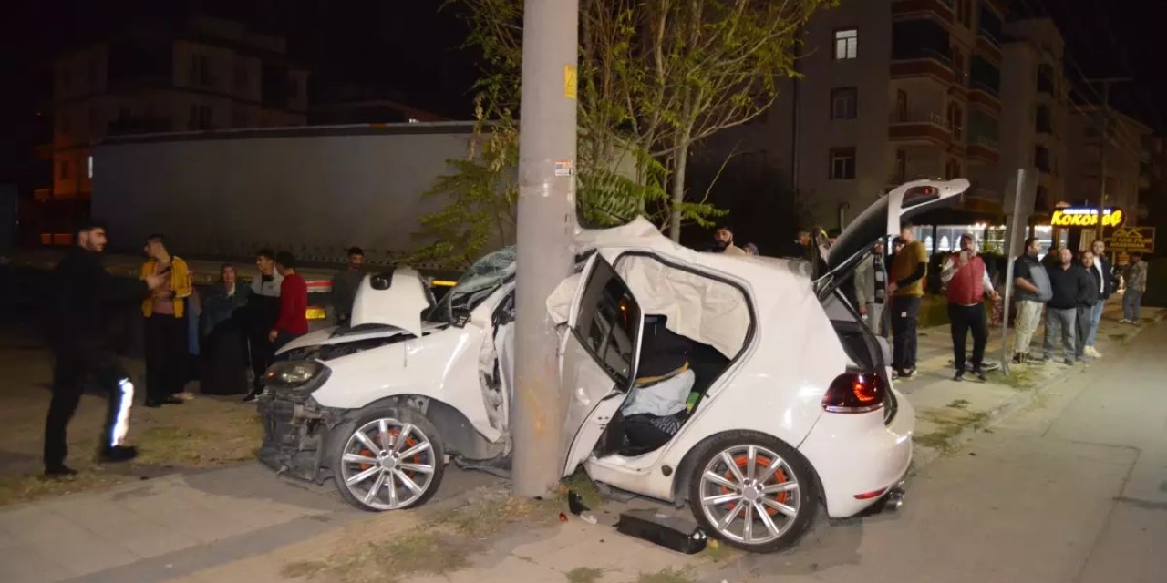 Aksaray'da Elektrik Direğine Çarpan Araçta İki Kişi Ağır Yaralandı