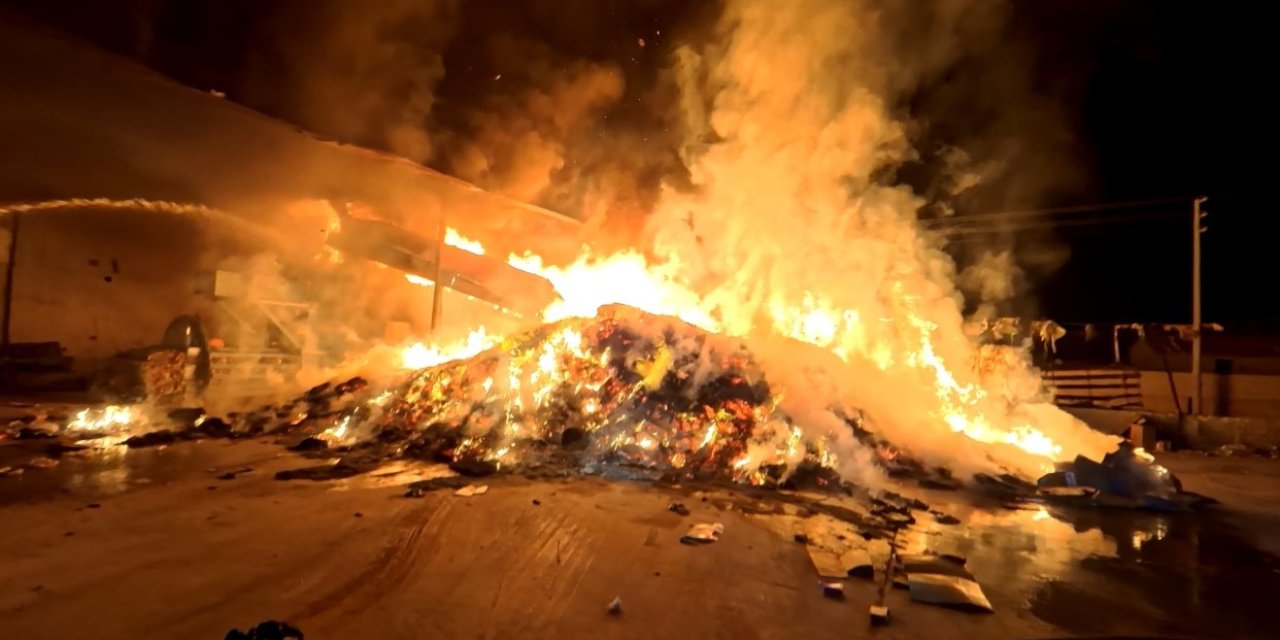 Aksaray’da Geri dönüşüm tesisi alev alev yandı
