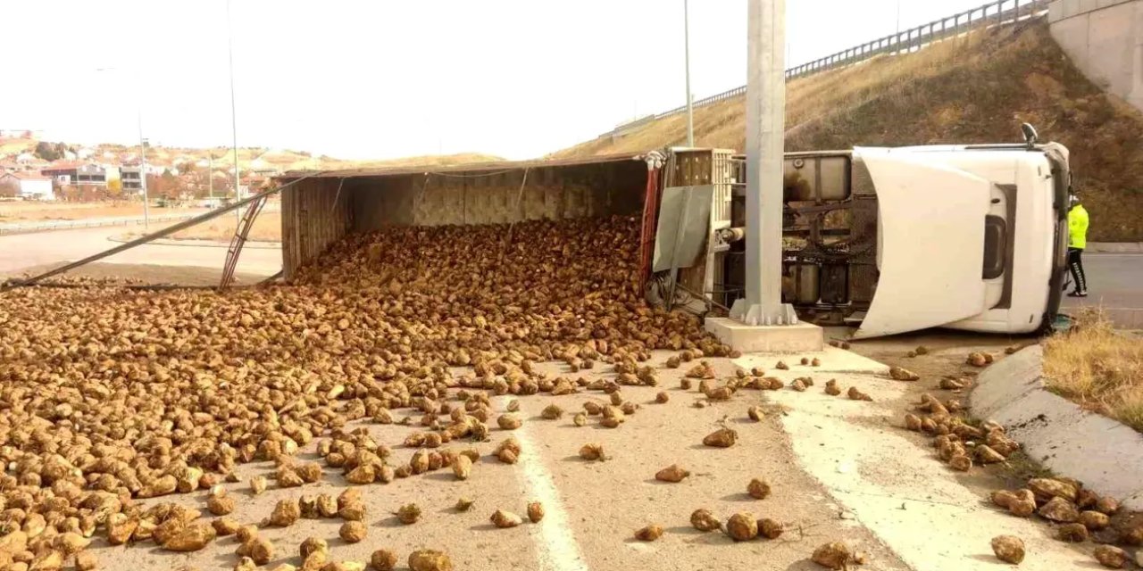 Pancar Yüklü Kamyon Devrildi