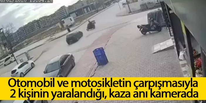 Otomobil ve motosikletin çarpışmasıyla 2 kişinin yaralandığı kaza anı kamerada
