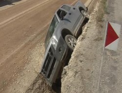 KAMYONET YOL ÇALIŞMASININ OLDUĞU YERDEN, ŞARAMPOLE UÇTU 1 YARALI