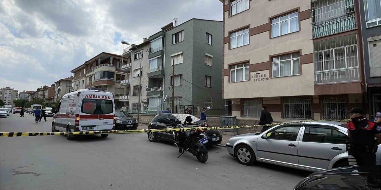 Üvey annesi ile kız kardeşinin boğazını keserek öldürdü
