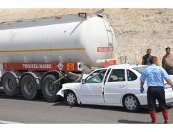 Otomobil Tankere Arkadan Çarptı 1 Ölü 4 Yaralı