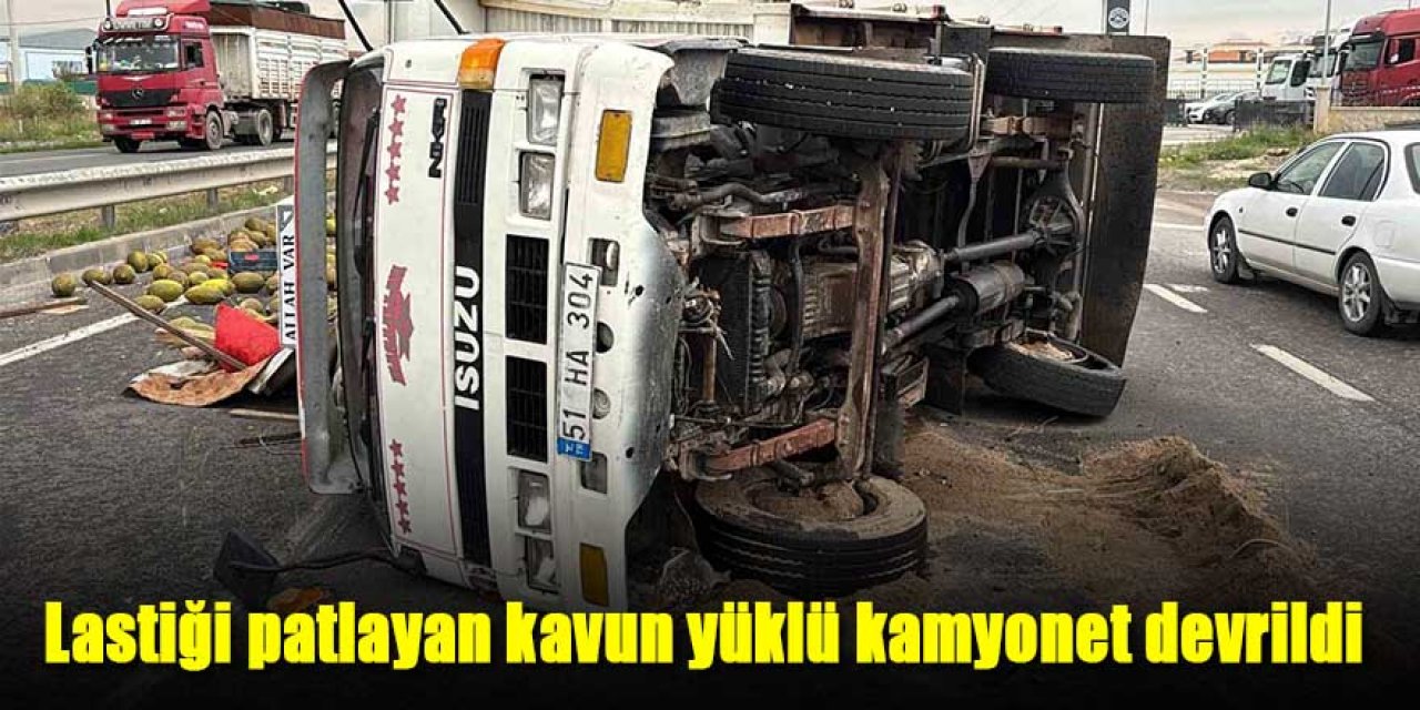 Lastiği patlayan kavun yüklü kamyonet devrildi