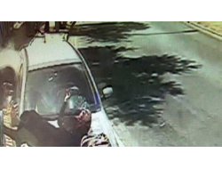 Otomobil Yayaların Arasına Daldı