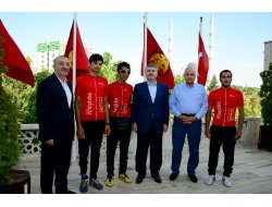 İranlı Bisikletçiler Başkan Akyürek’i Ziyaret Etti