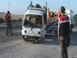 Tekeri Patlayan Kamyonet, Yoldan Çıktı 3 Yaralı