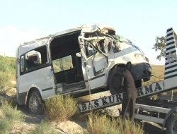 Tekeri Patlayan Minibüs Şarampole Uçtu 10 Yaralı