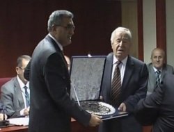 Konuk'dan , Özbudak'a  Plaket