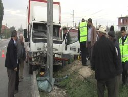 Kamyonet Direk Devirdi 1 Yaralı