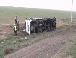 Kamyon Şarampole Uçtu 2 Yaralı