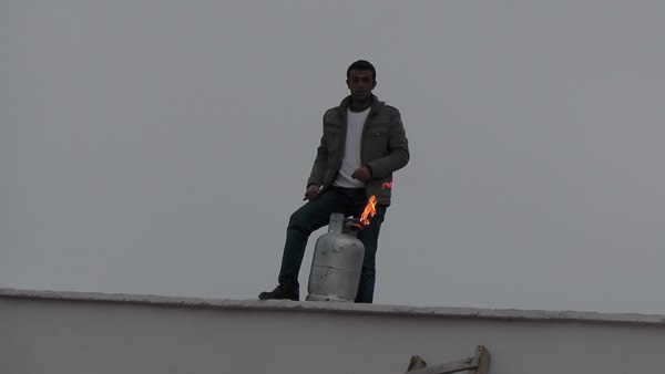 ÜCRETİNİ ALAMAYAN İŞÇİ, ÇATIDA TÜPLÜ BIÇAKLI EYLEM YAPTI