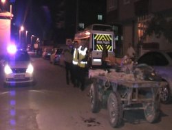 AT  ARABASINA KAMYONET ÇARPTI  1 YARALI