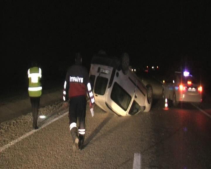 HAFİF TİCARİ ARAÇ TAKLA ATTI 3YARALI