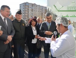 ONLARINDA BİR EKMEK TEKNESİ VAR