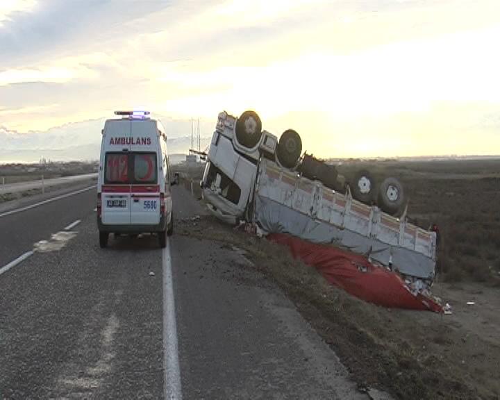 KAMYON TAKLA ATTI  2 YARALI