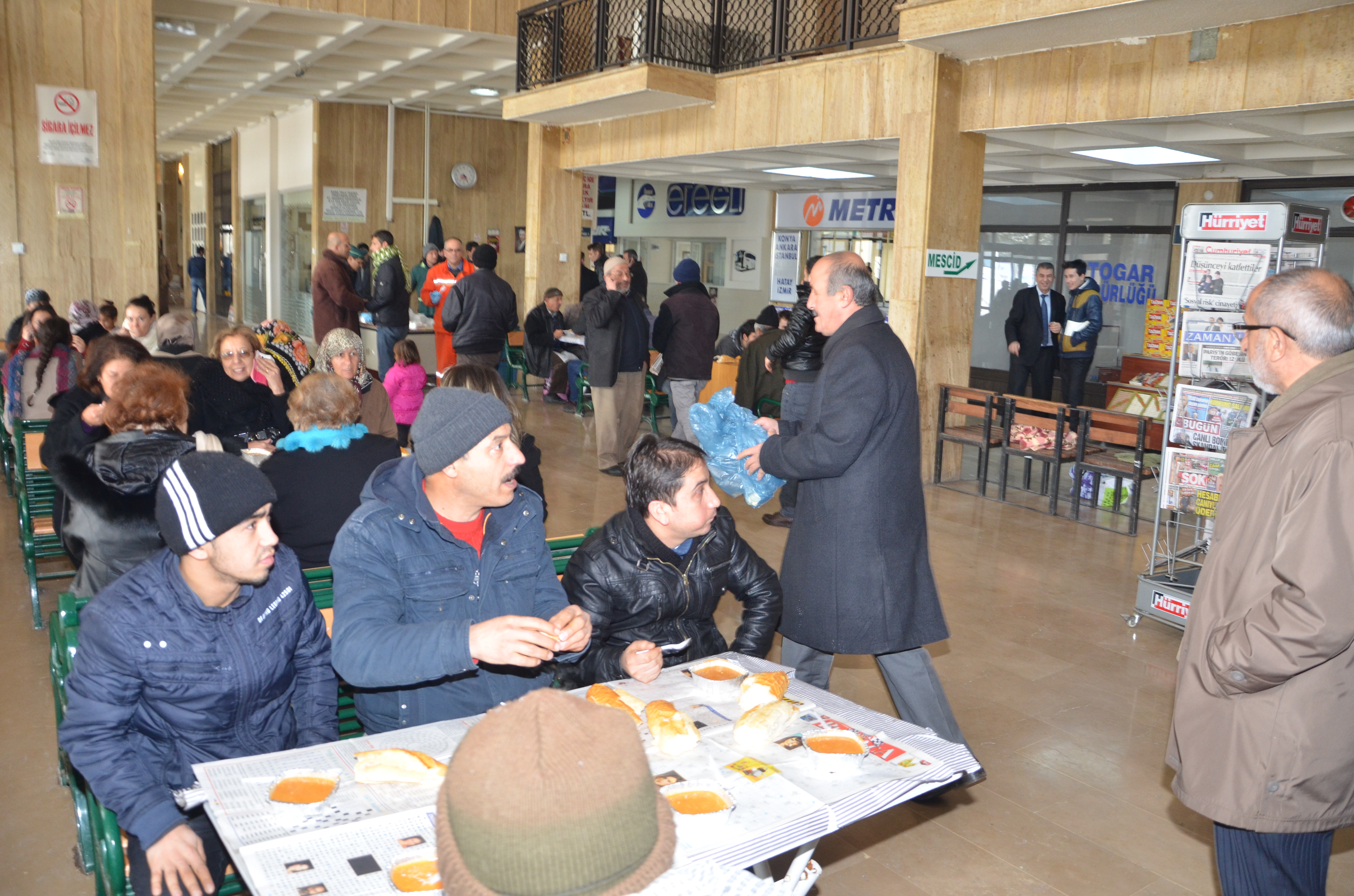 YOLDA KALAN VATANDAŞLARIN YARDIMINA BELEDİYE KOŞTU
