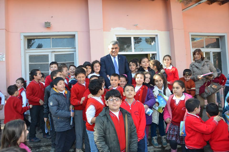 Öğrencilerden Özgüven’e Sevgi Seli