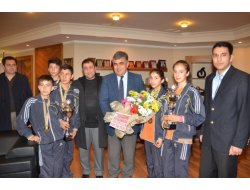 ŞAMPİYONLAR BAŞKAN ÖZGÜVEN ‘İ ZİYARET ETTİ