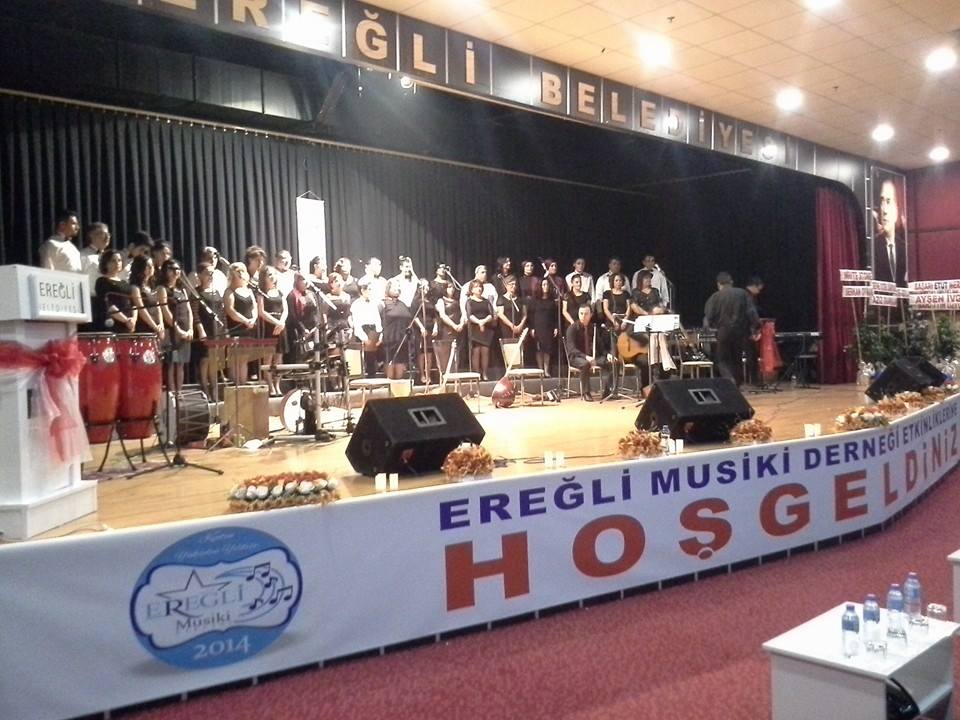 İzleyenler Müzikle Çoştu