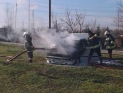 SEYİR HALİNDEKİ OTOMOBİL ALEV ALARAK KISMEN YANDI