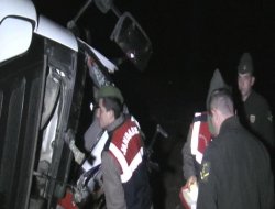 KARTON YÜKLÜ TIR YOLDAN ÇIKTI  2 YARALI