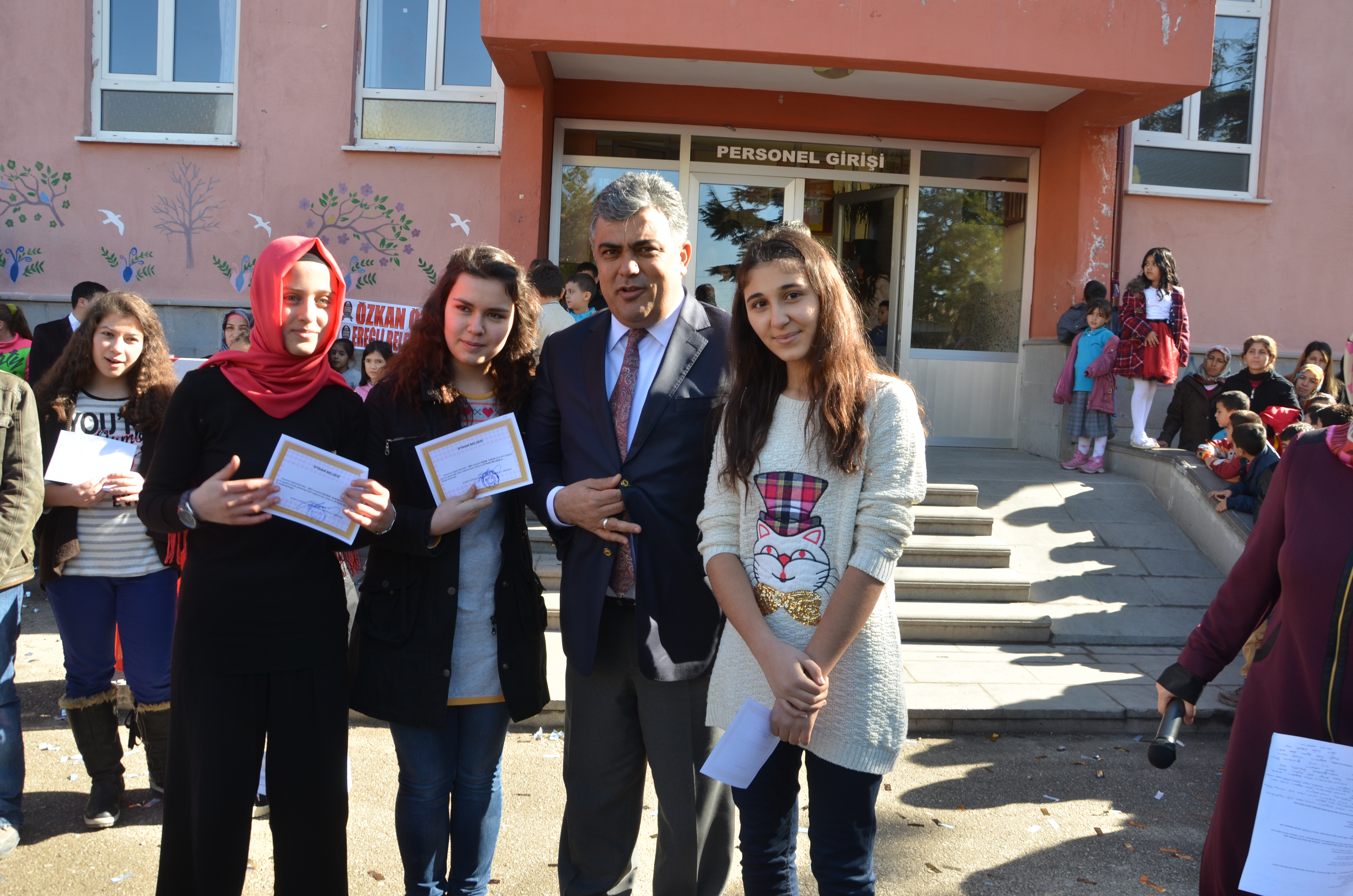 Özgüven, Karne Dağıttı