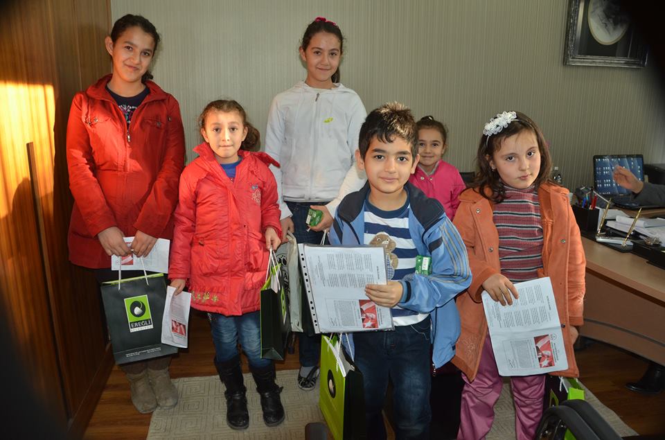 Karnesini Getiren Öğrenciye Hediye