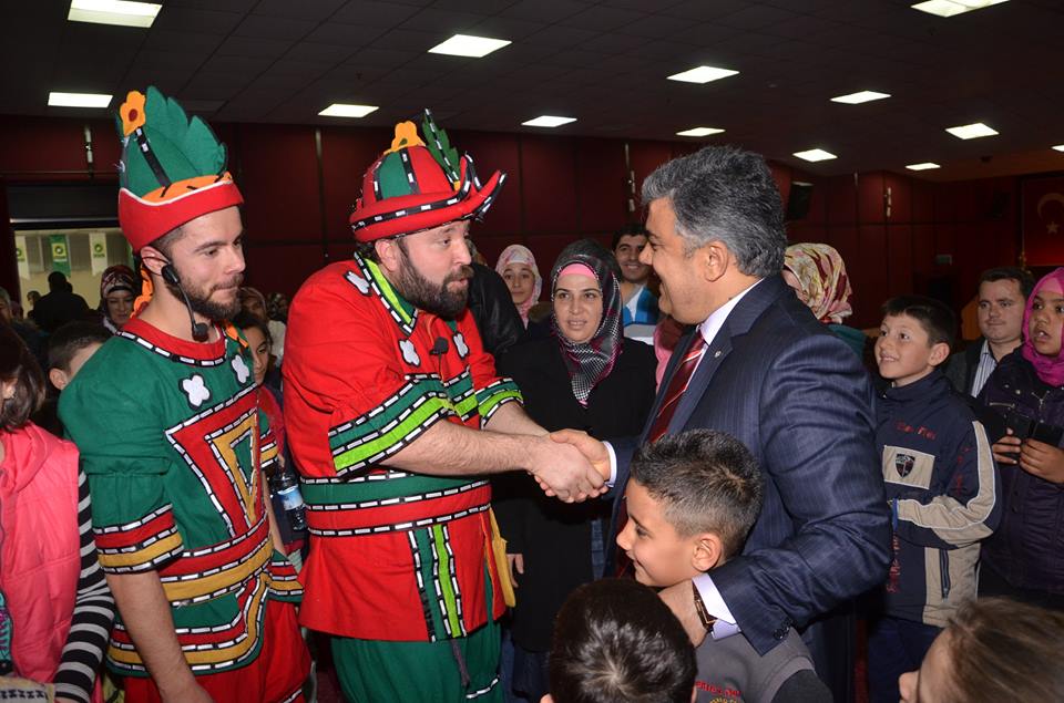 ÖĞRENCİLERDEN TİYATROYA YOĞUN İLGİ