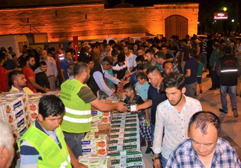 01.06.2019-belediyeden-kadir-gecesine-ozel-melid-ve-kandil-simidi-ikrami-7.jpg 01.06.2019-belediyeden-kadir-gecesine-ozel-melid-ve-kandil-simidi-ikrami-7.jpg