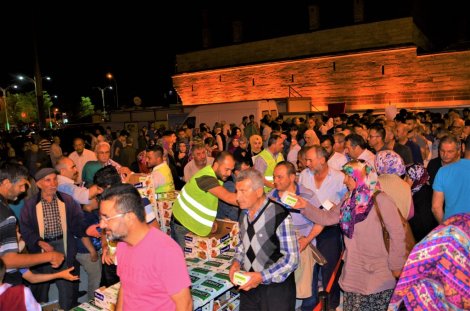 01.06.2019-belediyeden-kadir-gecesine-ozel-melid-ve-kandil-simidi-ikrami-9.jpg 01.06.2019-belediyeden-kadir-gecesine-ozel-melid-ve-kandil-simidi-ikrami-9.jpg