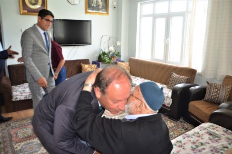 06.06.2019-baskan-oprukcu-bayram’da-da-hemsehrileriyle-7.jpg 06.06.2019-baskan-oprukcu-bayram’da-da-hemsehrileriyle-7.jpg