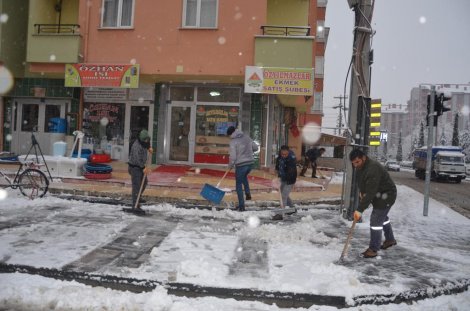 17.01.2020-kar-temizleme-calismalari-araliksiz-suruyor-2.jpg