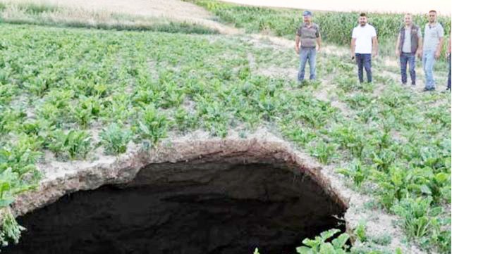 pancar-tarlasinda-obruk-olustu-001.jpg