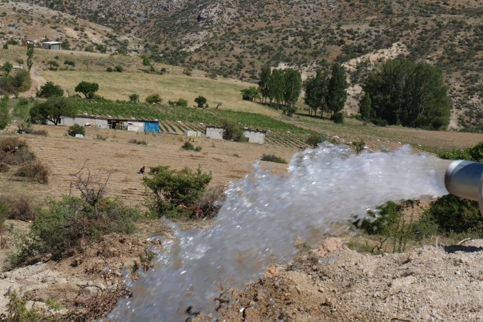 kucuk-olcekli-sulama-tesisleri-ile-tarim-arazileri-suya-kavusuyor-001.jpg