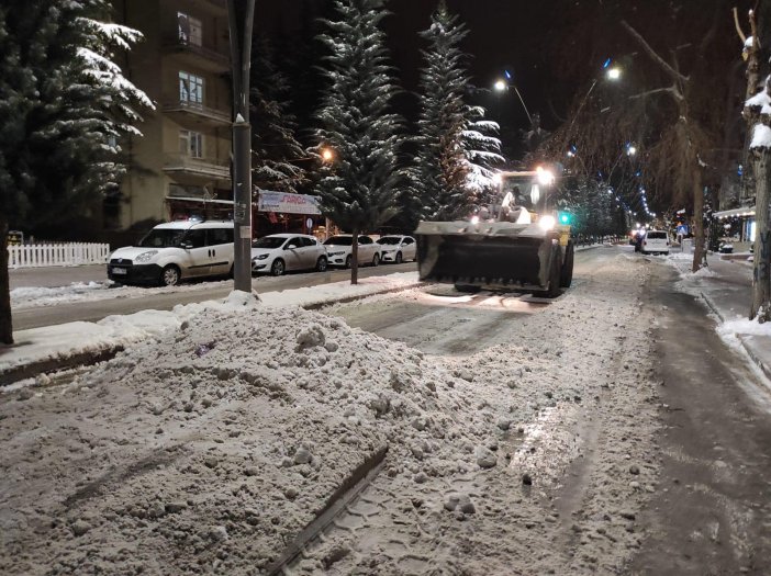 gece-gunduz-demeden-karla-mucadele-004.jpg