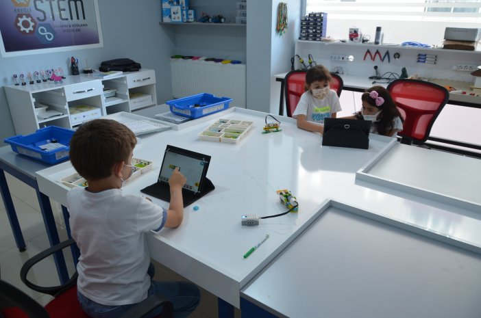 stem-eregli-cocuk-bilim-atolyesi-yaz-doneminde-de-faaliyetine-devam-ediyor-002.jpg
