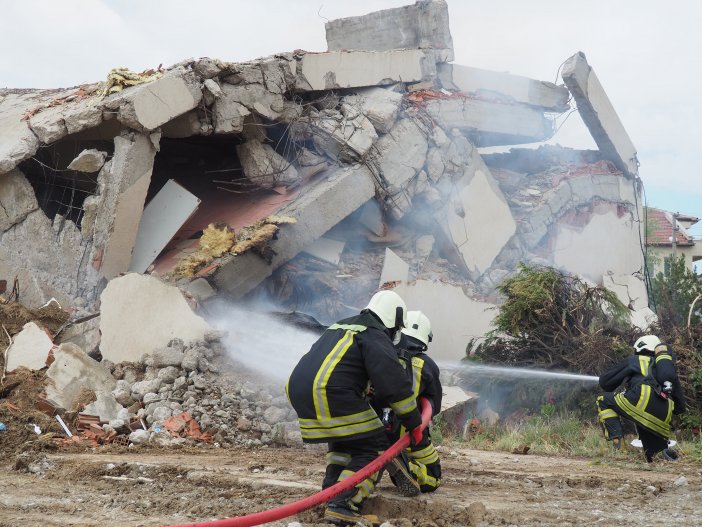 konya-buyuksehir-itfaiyesinden-nefes-kesen-deprem-tatbikati-002.jpg
