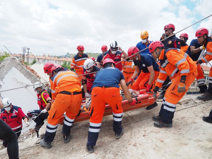 konya-buyuksehir-itfaiyesinden-nefes-kesen-deprem-tatbikati-004.jpg