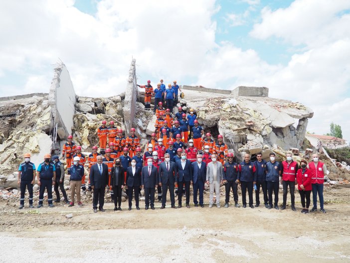 konya-buyuksehir-itfaiyesinden-nefes-kesen-deprem-tatbikati-008.jpg