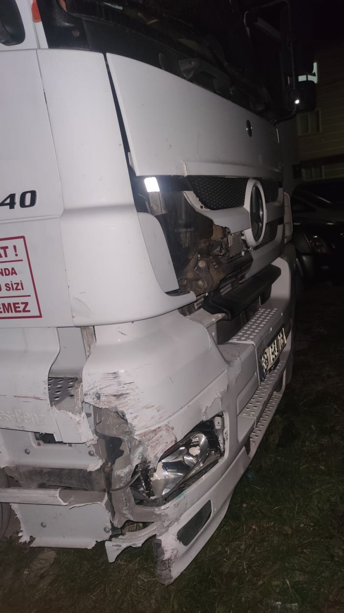 yakiti-biten-otomobile-tir-carpti-1-olu-1-yarali-002.jpg