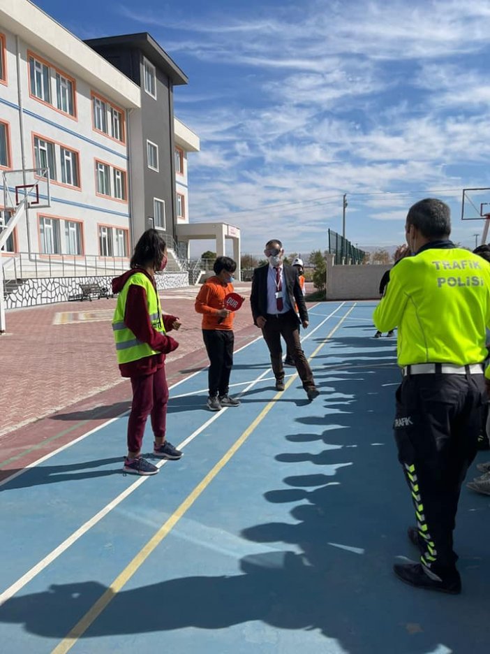 ogrenciler-trafik-egitimi-aldi-005.jpg