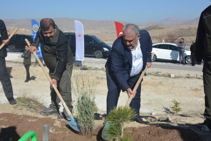 konyada-gazeteciler-hatira-ormanina-5-bin-fidan-dikildi-002.jpg