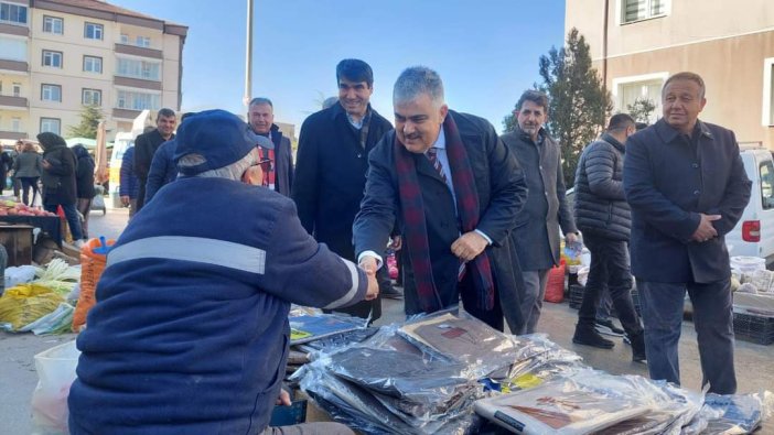 baskan-adayi-ozguvene-pazarci-esnafindan-yogun-ilgi.jpg